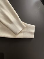 GUCCI 2025官网冬季最新毛衣，专柜同步在售爆款！特供羊毛混纺面料.手感舒适.可直接接触皮肤，logo徽章精致刺绣标志，极为抢眼！细节凸显大牌时尚魅力.精致做工.立体裁剪风格.穿着效果无敌帅气！三标齐全！码数：M-3XL - Image 5