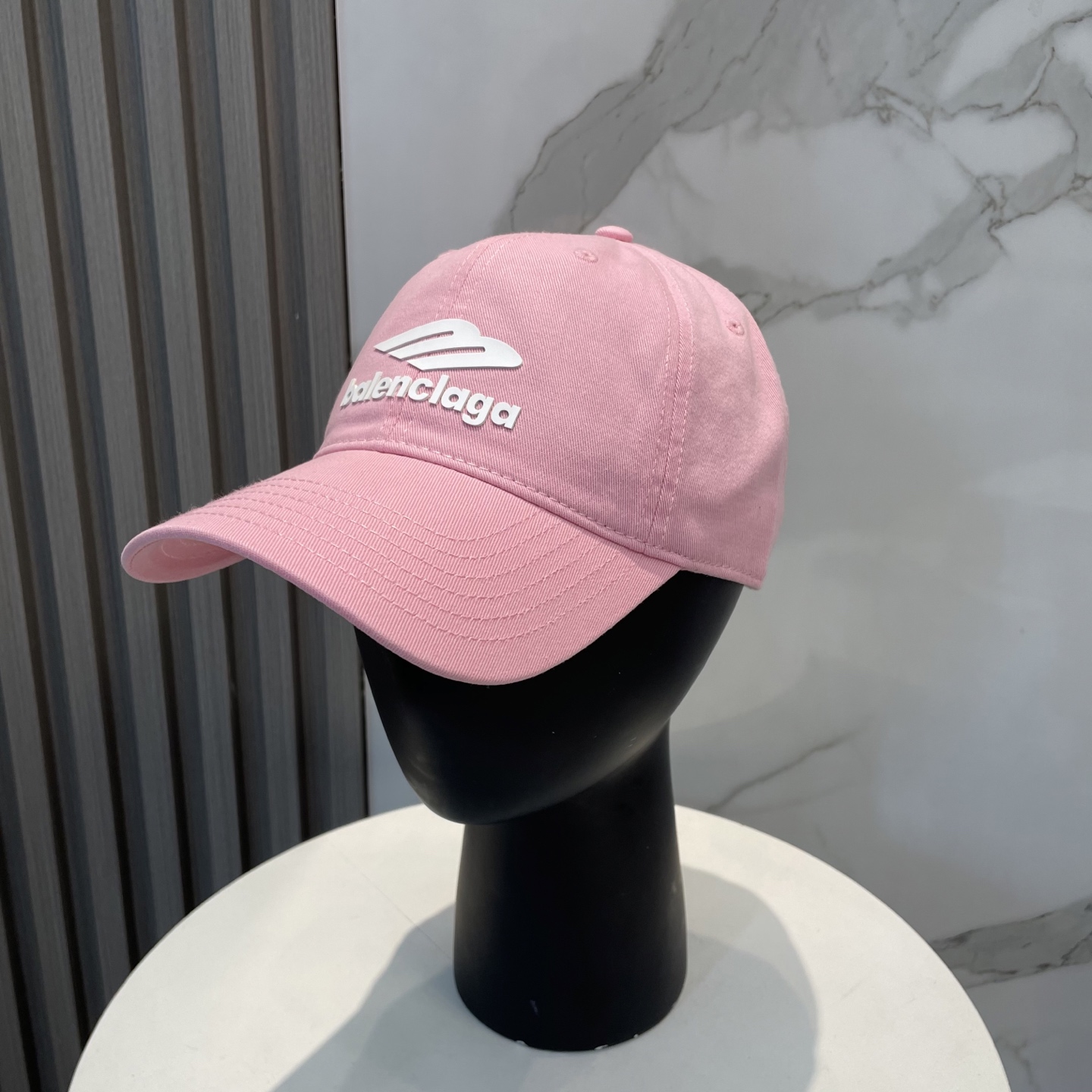 Balenciaga Balenciaga baseball cap. My family has already mastered Balenciaga's craftsmanship, which is sure to be a hit. Balenciaga's new washed cotton baseball cap is a must-haveHeavy industry craftsmanship, double B letter logo, innovative and fashionable trendy styleExclusive physical shooting for both men and women, adjustable for both genders