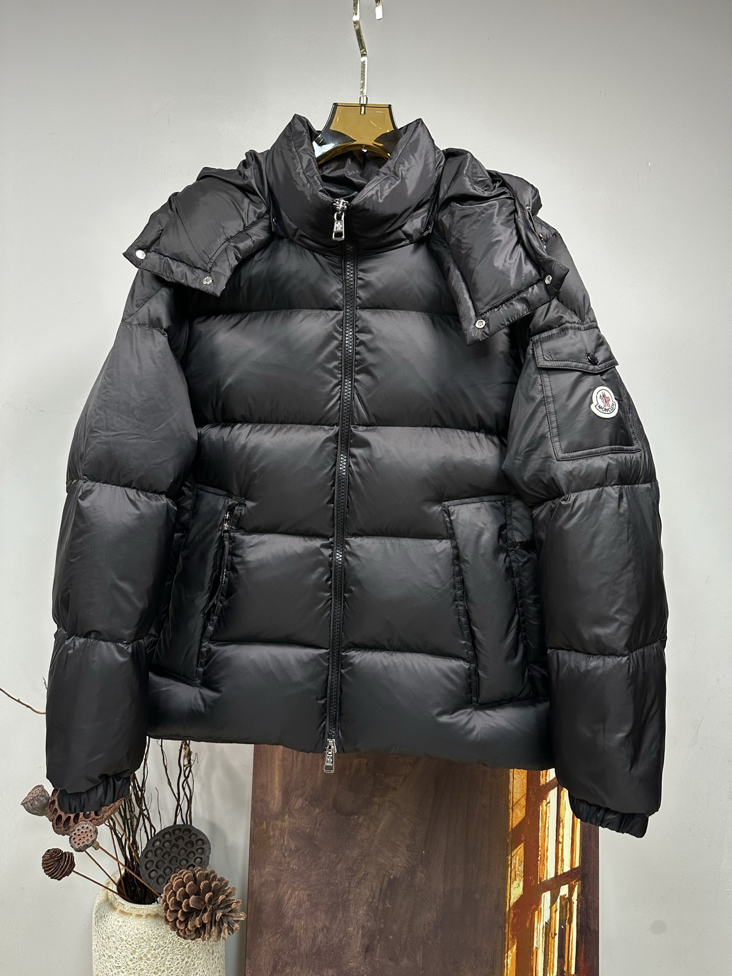 #qiu 🐉🐉 、 MONCLER FW2025 Autumn/Winter New Down Jacket. The cabinet is on sale and difficult to find. Using customized windproof and rainproof fabric, wrinkle resistant and stylish, soft and skin friendly, with extremely high comfort for the upper body; Extremely high recognition; Suitable for concave various shapes; Filled with 90% velvet, it is soft, warm, and fluffy, giving the upper body a stylish look; A down jacket suitable for various occasions.Size: 1-5 (CE)Size 3: Shoulder width 48cm, chest circumference 126cm, clothing length 70cm, sleeve length 64cmManual measurement with 1-2cm error is normal (chest circumference ± 4cm per yard, other parts ± 1cm)