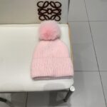 🧢普拉达💰RADA👒 秋冬新款配狐狸毛球专柜针织毛线帽，超火爆💖质感一流，出街超好搭配！减龄神器 - Image 7