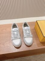 男码加10  Fendi芬迪板鞋首款大头运动鞋~~fendi match篮球运动鞋，最新元素注入加FF复古的设计，超经典百搭系列……
鞋面采用牛皮和牛猄拼接组合，侧面凸起的双F logo，内里采用毛巾布里，TPU发泡组合双色大底不一般的舒适！情侣款35-44 - Image 3