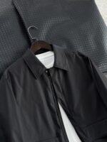 🆕- This collared cotton jacket takes business and casual wear to a new levelDo you want a jacket that can handle various occasions with ease? This lapel jacket perfectly balances the needs of business and leisure with a sharp cut and exquisite details. The 100% polyester twill fabric gives this jacket just the right amount of elasticity and stiffness, without being as restrained as traditional suit jackets, while maintaining a sleek silhouette. The 60g insulation cotton filled inside provides enough warmth even in late autumn and early winter weather, without appearing bulky at all.The most attractive feature of this jacket is its seemingly low-key yet intricate detail design. The classic lapel design continues the usual elegant genes, while the hidden size 5 metal zipper paired with a double four fold placket ensures both convenience in wearing and maintains a simple and smooth appearance. The electroplated gun colored zipper head seamlessly blends with the overall color tone, making it almost imperceptible from a distance. This attention to detail is the essence of luxury brands.The functionality is equally surprising. The dual pocket design on the front side - a combination of vertical digging and lateral opening pockets, meets the storage needs of different items. The widened edge of the bag cover is embedded with environmentally friendly microfiber leather of the same color scheme, which not only enhances durability but also inadvertently exudes a sense of luxury. The leather inlay at the bottom of the placket echoes the bag cover, showcasing the designer's insistence on overall aesthetics.The slightly wide silhouette is very friendly to all body types, and there is no sense of restraint during activities. The two-piece back design not only allows for more freedom of movement, but also cleverly incorporates the 232 highway emblem, becoming the most unique identity symbol of the entire jacket. The solid color lining inside is skin friendly and comfortable, making it particularly smooth to put on and take off.Brown tones are warm and elegant, suitable for creating intellectual images; Classic black is timeless and a safe choice for business occasions. Both colors are versatile enough to easily handle anything from formal meetings to weekend dates. The most important thing is that this jacket requires almost no special care, and the properties of the polyester fiber fabric keep it stiff and stylish at all times.This work interprets the essence of modern business casual wear - maintaining a professional image while also considering daily comfort. The hidden zippers, inlaid leather details, and unique back design silently enhance the wearing experience. It is not the kind of item that highlights its value through a striking logo, but rather impresses those who truly understand the industry with its practicality and exquisite craftsmanship.Color: Brown, Black174-140 upper body size LSize: M-XXXL (48-56)Style number: FXHM8601Size M Chest circumference 116 Shoulder width 48.4 Sleeve length 60 Clothing length 66Size L Chest circumference 120 Shoulder width 49.6 Sleeve length 61.5 Clothing length 67.5XL Chest Size 124 Shoulder Width 50.8 Sleeve Length 63 Clothing Length 69XXL chest circumference 128 shoulder width 52 sleeve length 63.5 clothing length 70XXXL bust circumference 132 shoulder width 53.2 sleeve length 64 garment length 71 - Image 5