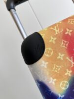 GF4343FB
独家实拍 极光拉杆箱】全新 Horizon 拉杆箱以个性创意革新路易威登的传奇经典，为标志性 Monogram 帆布点缀旅行贴饰，追溯品牌传统行李箱的设计风尚。皮革边角保护和超大外置拉杆丰富智慧细节，打造优雅且实用的旅行伴侣。详细特征35.0 x 23×53cm（长×宽×高）人工测量1-2cm误差 
【温馨提示❤️此款无包装/不支持退换】 - Image 2