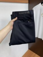 BOSS's new casual trousers from the 25th year have a clean and sleek cut, exuding a strong urban style. They are made of finely woven fabric that feels soft, sticky, and dry, giving them a crisp and stylish upper effect. Exquisite hardware, very attractive for business and leisure. With so many top-notch materials, it creates a high-end product with unparalleled value, which is the first choice for high-end trendy and fashionable peopleSize: 29-40