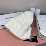 💰Chanel官网品质香奈儿秋冬网红时尚博主推荐款针织帽，藏着不动声色的高级感，每一处线条都透着利落大方，简约而不简单，大方且不失格调，处处细节都彰显着高端品味，时尚感在克制中愈发耐人寻味。 - Image 3