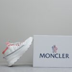 Moncler男士 Monte Runner 防水针织运动鞋
  该系列运动鞋延续了品牌的山地基因，透气防水，耐磨实穿，设计橡胶复合鞋底 适用于任何地形，具有耐久性和出色抓地力，增强缓冲和回弹力 搭配TPU尾翼，
  无论是都市漫游还是各类山地户外运动，都能轻松驾驭，潮酷个性叉充满科技感的外观，喜Gorpcore户外机能风的千万不能错过户外跑步都市漫步设计
Size:38-45