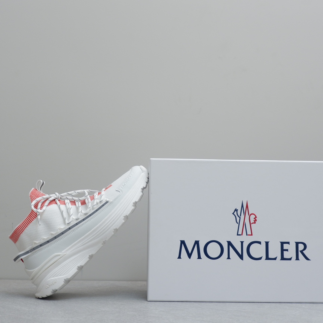 Moncler男士 Monte Runner 防水针织运动鞋
  该系列运动鞋延续了品牌的山地基因，透气防水，耐磨实穿，设计橡胶复合鞋底 适用于任何地形，具有耐久性和出色抓地力，增强缓冲和回弹力 搭配TPU尾翼，
  无论是都市漫游还是各类山地户外运动，都能轻松驾驭，潮酷个性叉充满科技感的外观，喜Gorpcore户外机能风的千万不能错过户外跑步都市漫步设计
Size:38-45