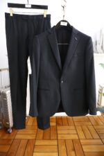 🔥 Jenny */Zhe * naAutumn New Arrivals 📸 Casual and fashionable original suit set, with the brand's classic logo mark 👍🏻 Super generous, with lining design emphasizing perfect lines, perfectly blending the low-key and melancholic temperament of England with the exquisite and noble French style. A sleek and ergonomic cut, with a tall and handsome upper body, comfortable and slim fit, showcasing a gentlemanly demeanor. Selected suit fabric, with a soft and delicate touch, good luster and elasticity. Paired with this suit set, it is a great choice for stylish men. The silhouette and waist cinching cut add more comfort to their attire, making them look slim yet handsome! A must-have for trendy men! Counter size: S-XXL, shipped next day!