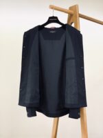 上衣，裤子
Kiton 奇顿 2025FW早秋新品 
休闲连帽套装｜那不勒斯匠心与现代休闲的天作之合

上衣：功能性与奢华感的双重奏

连帽设计为造型注入随性张力，同时兼顾日常穿搭的实用性。衣身点缀的立体 KNT 刺绣与纽扣上的品牌标识，是品牌对细节偏执的无声宣言。精选的高阶面料，兼具挺括质感与舒适垂坠感，单穿是腔调满满的休闲单品，内搭则能为正装造型增添松弛感，在商务与休闲场景间自如切换。

裤装：高定工艺的休闲表达

长裤采用微弹版型，后腰的松紧设计暗藏巧思，既保留了西裤的利落轮廓，又赋予穿着者无束缚的舒适体验。后袋的同色系 KNT 刺绣，与上衣形成呼应，让套装的整体感跃然眼前。无论是搭配上衣打造成套造型的高级感，还是单穿适配各种鞋履风格，都能轻松演绎那不勒斯式的优雅休闲风。

从面料甄选到工艺打磨，这套连帽套装将品牌“为奢华休闲立序”的理念贯彻到底，是都市男士衣橱里突破风格边界的典藏之选。
……………………………………………………
❥∙Size：48-56 - Image 8