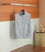 LP&Nuoyoupian 2025SS autumn and winter new vest jacket. New style. Customized fabric at the counter is soft and skin friendly, wrinkle resistant and stylish, providing comfortable upper body wear; Adorned with brand logo on the chest, highly recognizable; Collar design, merging business and leisure; Polyester fiber lining, full of high-end feel; A vest suitable for various occasions, regardless of age.【 Color 】 Grey Beige【 Code 】 48-56/8580