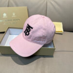 配盒子布袋，Burberry（巴宝莉）专柜爆款原单棒球帽，1:1开模订制，立体刺绣，精致无暇！100%纯棉面料，做工细致，原厂品质，独家实物拍摄。 - Image 2