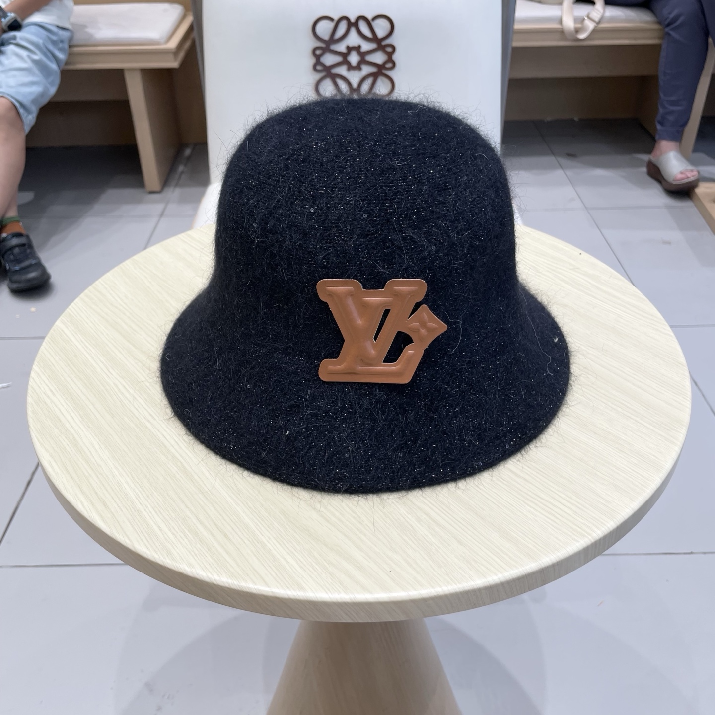 Dior新款爆款兔毛桶帽
遮脸帽 出街必备款！
