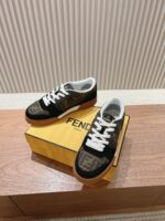 Fendi芬迪板鞋首款大头运动鞋~~fendi match篮球运动鞋，最新元素注入加FF复古的设计，超经典百搭系列……
鞋面采用牛皮和牛猄拼接组合，侧面凸起的双F logo，内里采用毛巾布里，TPU发泡组合双色大底不一般的舒适！情侣款35-44(男码加10) - Image 4