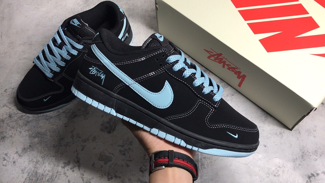 ▪️公司级别
Nk SB Dunk Low 斯图西系列-黑色蓝勾 低帮休闲板鞋