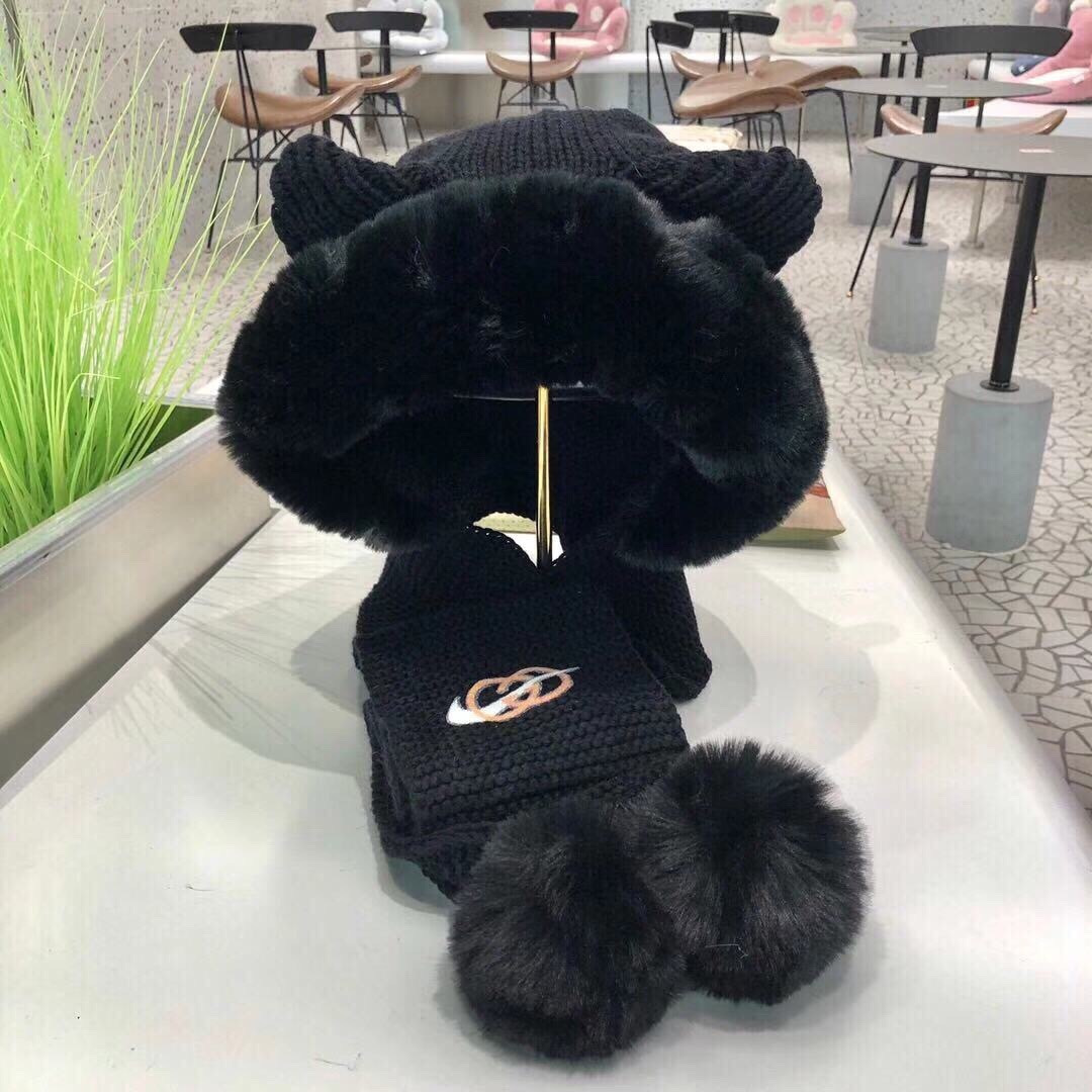 Gucci's new Korean version one-piece hat scarf, cute cycling scarf two-piece set, ear protection windproof hat, women's winter Lei Feng hat