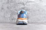 纯原级别 HOKA ONE ONE Clifton 克里夫顿9代专业性能减震公路跑步鞋 轻盈透气的针织网面和纱线的使用让鞋面更挺拔 增强鞋面的强度和支撑性能 搭配柔软的鞋舌 让双脚在舒适包裹中跑的更加畅快 全新泡棉中底 柔软的同时增强回弹性能 为不同跑者提供更平稳流畅的脚感 带来全面的缓冲保护 根据人体工程学设计的延长拉襟 后跟处弹软的海绵填充舒适固定 避免掉跟和摩擦 相比上一代光滑的内衬 Clifton 9的内衬增强了摩擦力 避免双脚在鞋内滑动 SIZE：36 36.5 37.5 38 38.5 39 40 40.5 41 42 42.5 43 44 44.5 45 - Image 5