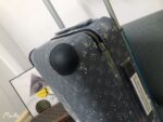 GF4343FB
全新 Horizon 拉杆箱以个性创意革新路易威登的传奇经典，为标志性 Monogram 帆布点缀旅行贴饰，追溯品牌传统行李箱的设计风尚。皮革边角保护和超大外置拉杆丰富智慧细节，打造优雅且实用的旅行伴侣。
详细特征

（长×宽×高）
·Monogram 帆布
.牛皮饰边
.织物内衬
.银色金属件
.拉链开合，配有挂锁
.路易威登标识
.内层平整
.弹性饰带
.口袋分层
.皮革边角
.大号外置拉杆
.4 个紧凑型滑轮
.机舱行李尺寸 - Image 5