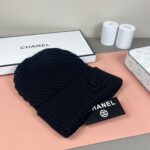 💰Chanel官网品质香奈儿秋冬网红时尚博主推荐款针织帽，藏着不动声色的高级感，每一处线条都透着利落大方，简约而不简单，大方且不失格调，处处细节都彰显着高端品味，时尚感在克制中愈发耐人寻味。 - Image 4