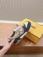 Fendi芬迪板鞋首款大头运动鞋~~fendi match篮球运动鞋，最新元素注入加FF复古的设计，超经典百搭系列……
鞋面采用牛皮和牛猄拼接组合，侧面凸起的双F logo，内里采用毛巾布里，TPU发泡组合双色大底不一般的舒适！情侣款35-44(男码加10) - Image 5