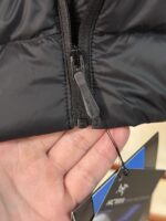 🉐 Arcteryx始祖鸟 Cerium Vest 纯色刺绣Logo字母 羽绒马甲 黑色

内里不是羽绒直接白送！
填充RDS认证850蓬欧洲白鹅绒，暖重比卓越，搭配易潮湿部位的Coreloft™合成 insulation，干冷湿冷环境均能持续保暖。 外层采用15D再生抗撕裂尼龙，整体轻盈可压缩，收纳后小于葡萄柚，随带随用。纯色基底搭配立体刺绣Logo，针脚工整清晰，品牌辨识度高。立体剪裁设计无活动束缚，可作为户外中层保暖件，也能当城市通勤叠穿单品，适配春秋冬三季穿搭需求。配备YKK防水拉链、可调抽绳下摆。

现货尺码：M、L、XL、XXL 。（可穿100-200斤 报身高体重安排合适尺码） - Image 10