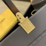 灰色
FÉŃĎI TOTE 托特包“阳光手提袋”
简单字母LOGO设计，琥珀色双手柄是整个包包最大焦点，单拧着就很有气场，也不勒手，整体复古感超强，非常适合喜欢复古风的时髦精，硬货力推💥 2801
尺寸40x35x21cm#16060 - Image 3