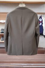 Gucci Gucci/25SS autumn and winter new suit suit suit 🫑🫑 Two piece trendy and fashionable suit, a must-have item for business elite wardrobes, men's formal wear, fashionable and trendy wear, brand classic logo logo logo super generous, classic styles will be released every quarter! Wearing the pattern is really great, strongly recommended!Sharp and ergonomic tailoring, with a tall and handsome upper body, simple and elegant. Comfortable and slim fit, showcasing a gentlemanly demeanor at a glance. Made from carefully selected suit fabrics, including 20% wool, 18% viscose, 58% polyester, and 4% spandex, the fabric feels soft and delicate, with good luster and elasticity. The waist is made of sheepskin and leather, and is adorned with Louis Vuitton's soul logo embossed with letters! The silhouette and waist cinching add more comfort to the dressing of stylish men, making them look slim yet handsome!Used for making high-end professional and business formal suits, renowned worldwide for its classic and solemn design style. A high-end business casual suit set that requires high craftsmanship, takes a long time to make, and can be worn all year round!The fabric is flat, with a smooth and full texture, and a firm appearance. It is made of high-quality cotton wool material, and the quality of the material is visible when tied tightly.Regarding details: The high-end suit is cut with a modern feel, combining traditional cutting art with modern production techniques. It adopts fully imported automatic cutting pieces, with almost zero error in each piece of fabric, and then hand sewn by top tailors to ensure the fit and beauty of every part. The front two layers are saved, and according to the principles of ergonomics, it is slim fitting but not tight fitting. The elastic of the cow tendons on both sides of the waistband of the trousers can be adjusted! Not wearing tight waists!Classic collar design, classic style without conservatism, simple and elegant. The lining of the collar is made of pure handmade tribute needles, and we insist on hand sewing handicrafts, all of which are from the hands of experienced craftsmen. The quotation is based on the labor and time consumption per meter, and each stitch is rigorous and excellent, without any burrs or stitches on both sides. Handcrafted sleeves, hand nail buckles, hand calibration, and handmade threading can be seen everywhere, delicate and smooth, effectively reducing static electricity in autumn and winter, creating a high sense of unity on the surface and inside. It is worth buying for any man, as it can boost your face in various formal occasions!Color: Black【 Size 】: 46-56 - Image 3
