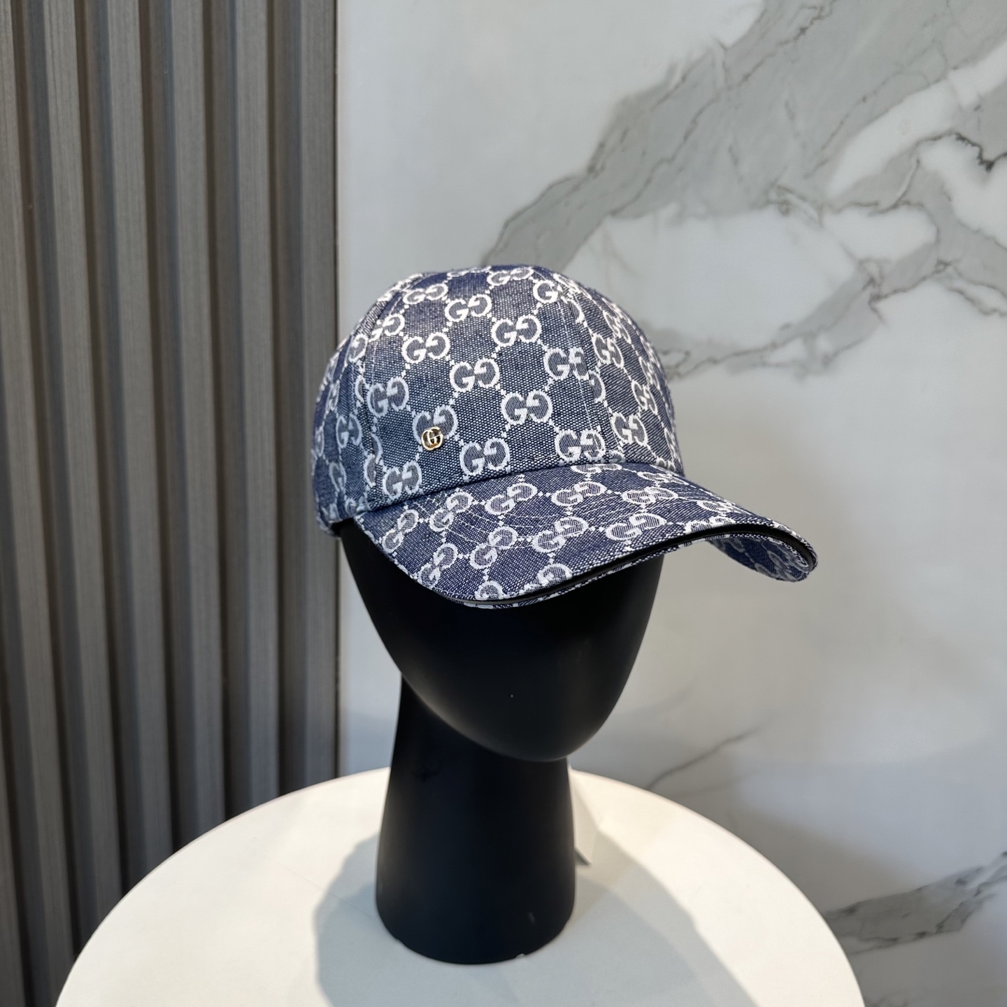 Gucci Classic Original Baseball Hat 😍 Counter 1:1 mold customization, highest version, original canvas lightweight and breathable! Physical shooting, suitable for both men and women in all seasons, with a basic head circumference of 56 and adjustable patch.