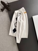 LV 2025 official website's latest winter sweater, synchronized with popular items on sale at counters! Specially supplied wool blended fabric Comfortable to feel It can directly touch the skin, with exquisite embroidered logos and badges that are extremely eye-catching! Details highlight the fashionable charm of big brands Exquisite craftsmanship Stereoscopic cutting style The wearing effect is unbeatable and handsome! All three standards are complete! Size: M-3XL - Image 7