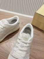 男码加10  Fendi芬迪板鞋首款大头运动鞋~~fendi match篮球运动鞋，最新元素注入加FF复古的设计，超经典百搭系列……
鞋面采用牛皮和牛猄拼接组合，侧面凸起的双F logo，内里采用毛巾布里，TPU发泡组合双色大底不一般的舒适！情侣款35-44 - Image 7