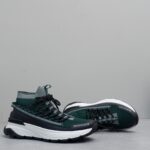 Moncler男士 Monte Runner 防水针织运动鞋
  该系列运动鞋延续了品牌的山地基因，透气防水，耐磨实穿，设计橡胶复合鞋底 适用于任何地形，具有耐久性和出色抓地力，增强缓冲和回弹力 搭配TPU尾翼，
  无论是都市漫游还是各类山地户外运动，都能轻松驾驭，潮酷个性叉充满科技感的外观，喜Gorpcore户外机能风的千万不能错过户外跑步都市漫步设计
Size:38-45 - Image 6