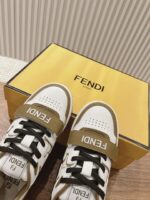 男码加10  Fendi芬迪板鞋首款大头运动鞋~~fendi match篮球运动鞋，最新元素注入加FF复古的设计，超经典百搭系列……
鞋面采用牛皮和牛猄拼接组合，侧面凸起的双F logo，内里采用毛巾布里，TPU发泡组合双色大底不一般的舒适！情侣款35-44 - Image 6