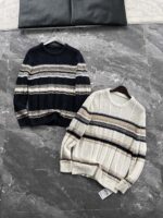 🆕- This knitted sweater weaves a Mediterranean breeze into the wardrobeWhen 10 cotton yarns and 46 blended yarns meet on a seven needle jacquard machine, the three yarns begin to weave a dialogue about material and color. Navy blue and navy blue cotton yarn have a rough and rustic feel, like the late night waters of the Adriatic Sea; The addition of 3.7% mulberry silk and wool in the light camel colored blended yarn gives the striped edges a subtle luster, reminiscent of the sparkling waves at sunset in Venice.When the weight of 580 grams is unfolded in the hand, one can feel the delicate balance between the stiffness of cotton and the softness of blended yarn. The vertical jacquard woven alternately with osmanthus needles and hanging needles forms a subtle texture on the navy blue background, resembling the outline of Venetian architecture seen through blinds. The white version is like a linen cloth sprinkled with sunlight, and the collision of the three materials is portrayed more clearly on a pure white canvas.The curvature of the round neck continues the elegant tradition of Italian tailoring, neither tightening the neck nor maintaining sharp lines. The contraction process of the hem keeps the hem of the garment firmly attached to the waist, and it will not move up whether you lift your hand or turn around. To support the muscles and bones with 10 strands of cotton yarn, to outline with delicate 46 strands of blended yarn, and to add luster and mulberry silk embellishment - this knitted sweater weaves the advantages of different materials into the same picture.The navy blue version paired with white pants is a classic Mediterranean style, while the white version paired with dark gray trousers can instantly switch to Milan style urban elegance. The intentions hidden in the texture of osmanthus needles, yarn blending, and precise weight all need to be personally felt in the cool autumn breeze to fully understand. While others are still struggling with the basic knitwear, this three layered jacquard sweater has already captivated the eyes of those who understand it with its sense of layering.In the current era of fast fashion proliferation, a blend knit that becomes softer and skin friendly with increasing wear is the truly worthwhile wardrobe evergreen tree to invest in. Jay Ya uses this piece to prove that a sophisticated sense of leisure allows every material to find the most comfortable expression in fabric.Color: White navy blue174-140 upper body size LSize: M-XXXL (48-56)Style number: FXZZ8688M size bust circumference 104 shoulder width 46.5 sleeve length 56 garment length 64.5Size L Chest circumference 108 Shoulder width 48 Sleeve length 57 Clothing length 66XL bust circumference 112 shoulder width 49.5 sleeve length 58 garment length 67.5XXL chest circumference 116 shoulder width 51 sleeve length 59 garment length 68.5XXXL bust circumference 120 shoulder width 52.5 sleeve length 60 garment length 69.5