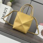 L⊚℮w℮新款🆕七夕限量版🎋迷你亮面牛皮革Puzzle Fold 手袋从品牌经典手袋系列的几何线条汲取灵感🆕以富含几何建筑美感的镶片重新诠释,能完全折叠，可谓旅行良伴🖤品牌运用创意巧思打造柔软轻盈的手袋，搭配低调雅致的 LOEWE 品牌标志。此迷你版本采用亮面牛皮革打造、可肩背、斜背或手提 可拆卸可调整肩带 绒面革衬里L⊚℮w℮烫金。
size:16.5*9.5*20CM
型号：052322A（配全套包装） - Image 3