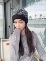 💰 FENDI's official website recommends a knitted hat that is popular among fashion bloggers for autumn and winter. It hides a subtle sense of luxury, with every line exuding a clean and elegant style. It is simple yet not simple, generous yet not out of style, and every detail showcases high-end taste. The sense of fashion becomes more and more enduring in restraint.