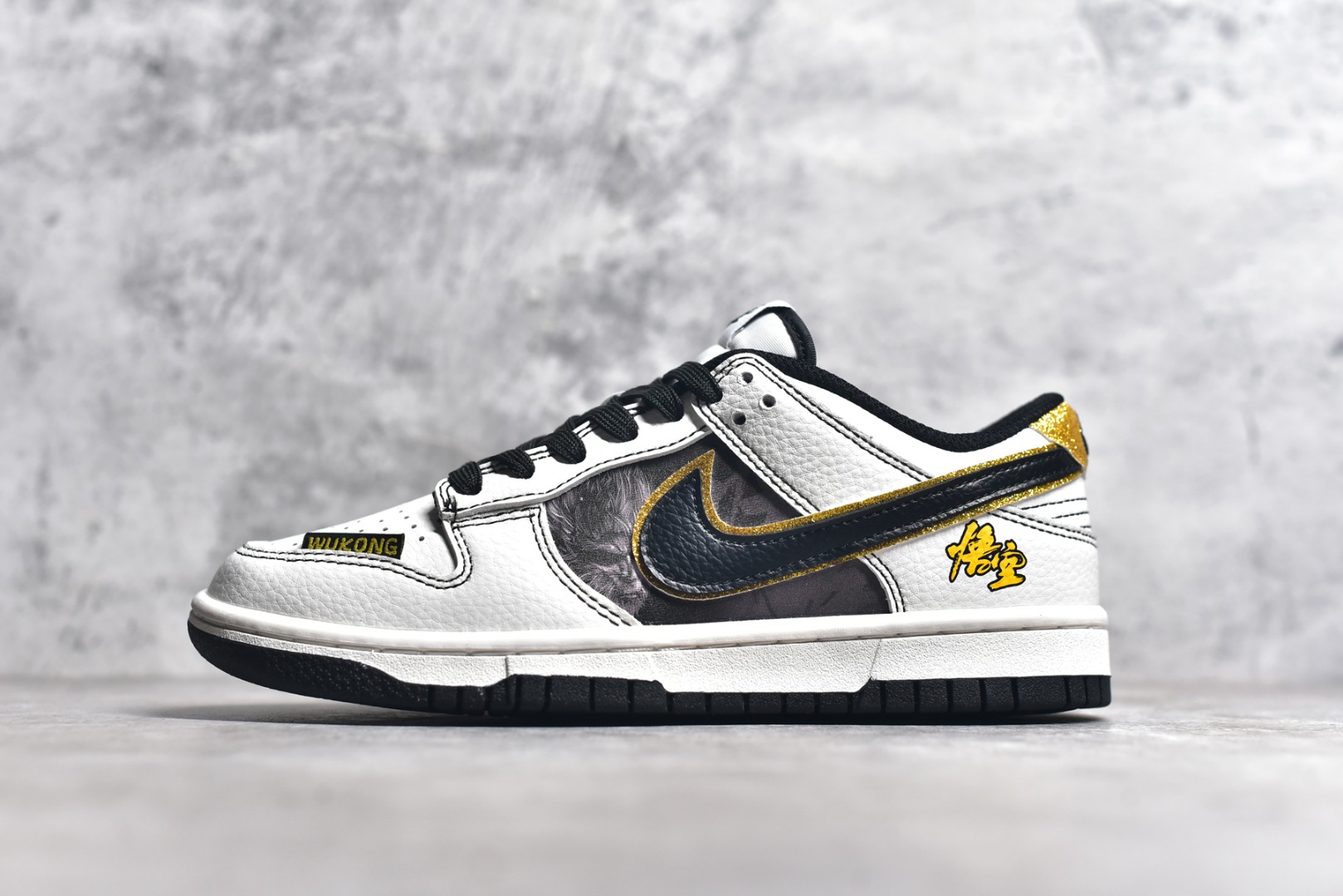 #NK SB Dunk Low 黑悟空系列-白灰黑勾 低帮休闲板鞋 LW1818-106
#定制鞋盒 大厂纯原品质出货 超高清洁度 皮料切割干净无任何毛边 细节完美 
尺码：36 36.5 37.5 38 38.5 39 40 40.5 41 42 42.5 43 44 44.5 45