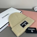 💰Chanel官网品质香奈儿秋冬网红时尚博主推荐款针织帽，藏着不动声色的高级感，每一处线条都透着利落大方，简约而不简单，大方且不失格调，处处细节都彰显着高端品味，时尚感在克制中愈发耐人寻味。 - Image 4