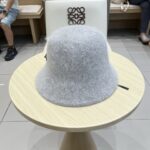 Dior新款爆款兔毛桶帽
遮脸帽 出街必备款！ - Image 2