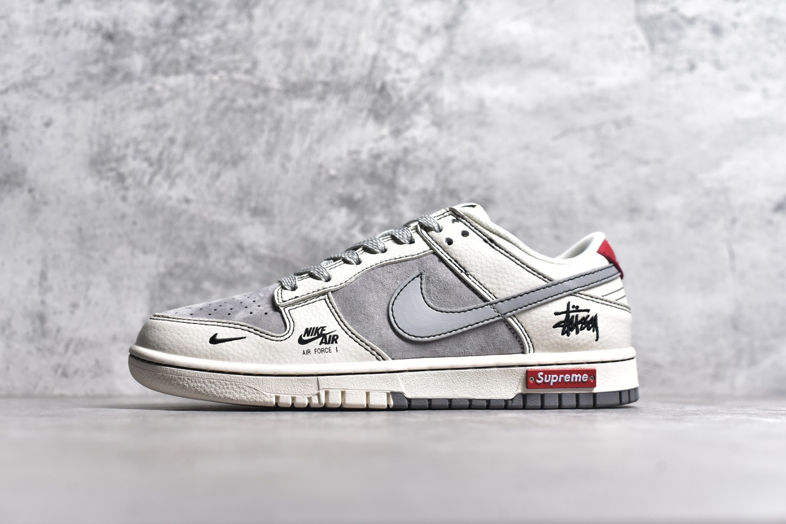 #Nk SB Dunk Low 斯图西联名-灰白浅灰勾 周年高端定制 低帮休闲板鞋 SJ2068-302
#定制鞋盒 大厂纯原品质出货 超高清洁度 皮料切割干净无任何毛边 细节完美
尺码：36 36.5 37.5 38 38.5 39 40 40.5 41 42 42.5 43 44 44.5 45