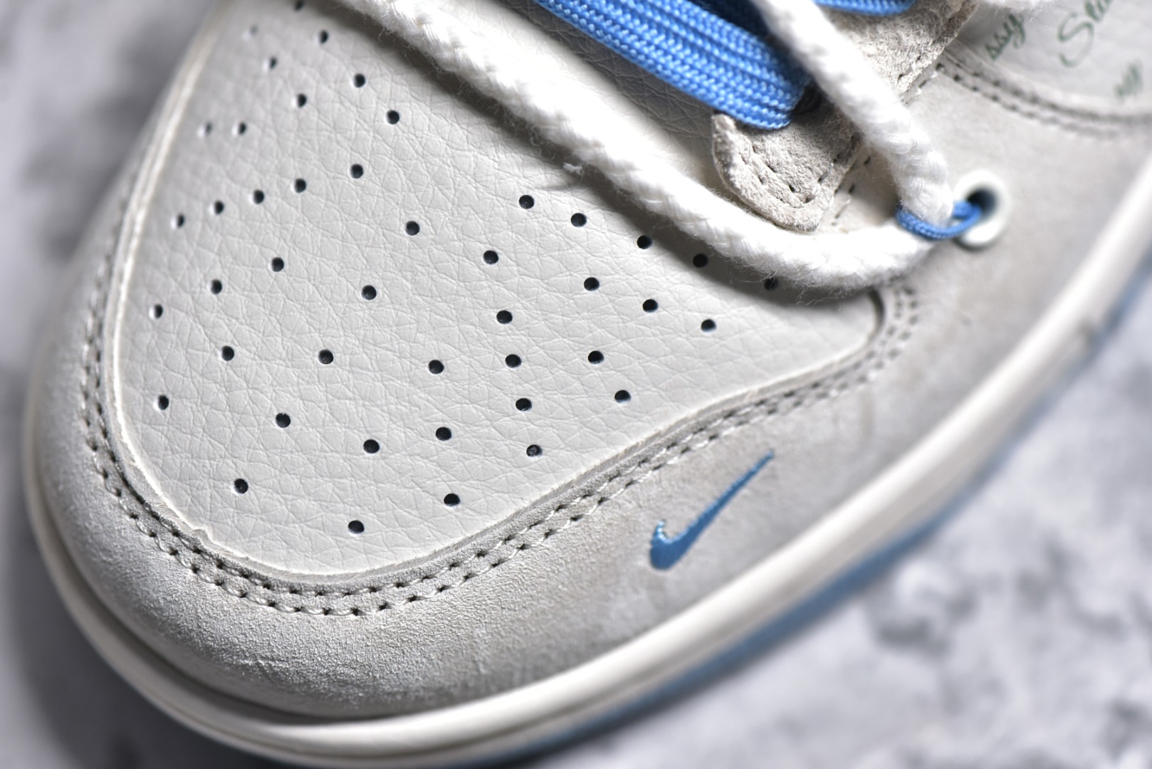 ▪️细节鉴定
Nk SB Dunk Low 斯图西系列-织布炫彩白勾 低帮休闲板鞋