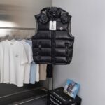 2025 Autumn/Winter New Collection 🆕 Top purchasing version of down jacket 𝐌𝐨𝐧𝐜𝐥𝐞𝐫 Mound Maya classic hooded vesttop-tierTruly exclusive style ‼️ Interior Artifacts for Autumn and Winter ❗ Good products from delayed channels, basic style, can be worn alone or paired with layering, which will give a more layered feel!one ⃣ Gray nylon lining, filled with full velvet, international standard 90% white duck down+10% feathers! High fluffiness and excellent insulation performance 👍two ⃣ Outer layer material, customer supplied m home nylon fabric material! Windproof and snow proof, with first-class feel and high density! Wearing it is not only breathable and comfortable, but also has good anti low temperature, anti-static and wrinkle effects!three ⃣ The most classic and recognizable new stand up collar design, with a detachable hat and brand logo embellishment, gives the upper body a very high street stylefour ⃣ Zipper and hardware combination make it look more advanced! Electroplated hardware, double-sided zipper placket can adjust clothing pattern, while also locking in temperature more effectively!