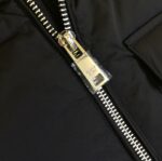 Prada🔻2025秋冬新款连帽羽绒马甲 原版订制五金配件全进口原版定制 欢迎对比 绝对的高品质 采用顶级白鸭绒 超柔软 90绒充羽量蓬松饱满 超级重工 面料做工杠杠的版型完美 面料超舒服！尺码：M～XXXL（模特175/125斤穿M） - Image 6