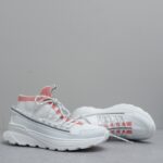 Moncler男士 Monte Runner 防水针织运动鞋
  该系列运动鞋延续了品牌的山地基因，透气防水，耐磨实穿，设计橡胶复合鞋底 适用于任何地形，具有耐久性和出色抓地力，增强缓冲和回弹力 搭配TPU尾翼，
  无论是都市漫游还是各类山地户外运动，都能轻松驾驭，潮酷个性叉充满科技感的外观，喜Gorpcore户外机能风的千万不能错过户外跑步都市漫步设计
Size:38-45 - Image 7