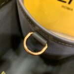 灰色
FÉŃĎI TOTE 托特包“阳光手提袋”
简单字母LOGO设计，琥珀色双手柄是整个包包最大焦点，单拧着就很有气场，也不勒手，整体复古感超强，非常适合喜欢复古风的时髦精，硬货力推💥 2801
尺寸40x35x21cm#16060 - Image 6