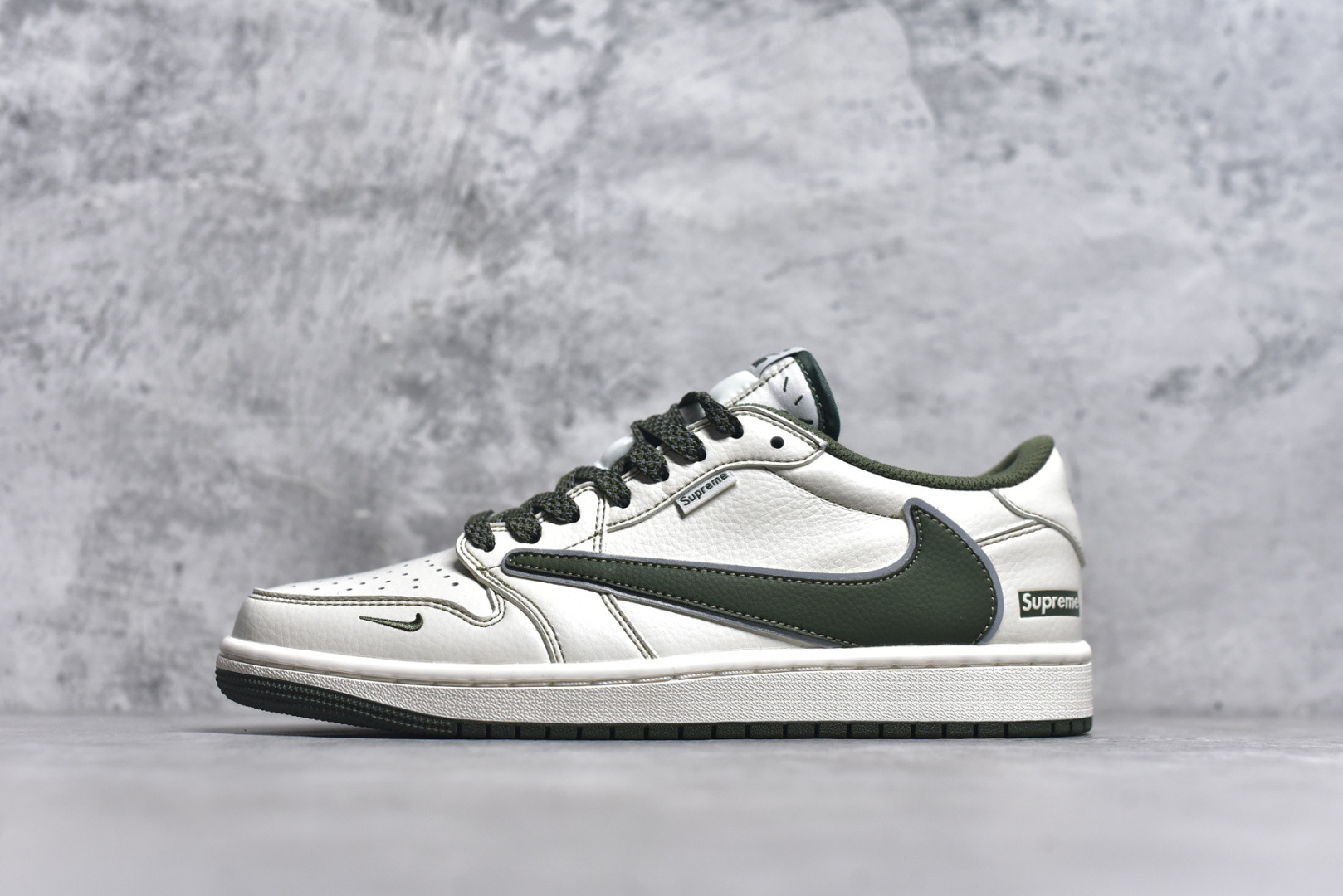 ▪🐼权威实拍💯#AJ36860
新货🚀#Travis Scott x Fragment Design x Air Jordan 1 Low OG SP AJ1 联名款 低帮文化休闲板鞋 DH0223-333
#多方联名合作融合了Travis Scott 独特的音乐风格，藤原浩个性的设计风格以及Jordan品牌的经典元素 使其成为一双具有独特身份和价值的鞋子 清新而立体的外观加上联名标识更突出了其独特身份 这种配色方案显示出活力和时尚感 在视觉上引人注目  鞋身的质感和细腻的细节处理使其显得高端而格调十足  这款“倒钩”联名是设计与创意完美结合  融合多方的个性风格是一款备受瞩目的潮流鞋款
尺码：36 36.5 37.5 38 38.5 39 40 40.5 41 42 42.5 43 44 44.5 45 9.E5