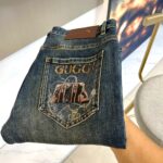 【Gucci Jeans | Classic Denim, Engraved with Luxury DNA】 When street style meets haute couture, a pair of jeans can become a badge of status.
Deconstructing the language of denim with centuries-old craftsmanship, we infuse every inch of fabric with a modern attitude and luxurious details, making everyday wear a silent declaration of taste.
✨ A pair of jeans is an attitude, and even more so, a legacy.
It's not just a wardrobe essential, but also an interpretation of the brand's spirit—
"From suitcases to jeans, we have always defined the boundaries of luxury with the ultimate craftsmanship."
Sizes: 28-42