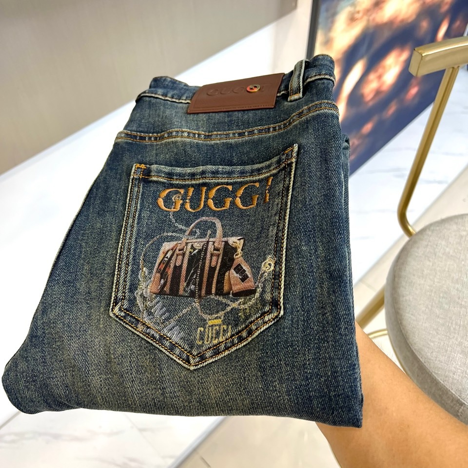 【Gucci Jeans | Classic Denim, Engraved with Luxury DNA】 When street style meets haute couture, a pair of jeans can become a badge of status.
Deconstructing the language of denim with centuries-old craftsmanship, we infuse every inch of fabric with a modern attitude and luxurious details, making everyday wear a silent declaration of taste.
✨ A pair of jeans is an attitude, and even more so, a legacy.
It's not just a wardrobe essential, but also an interpretation of the brand's spirit—
"From suitcases to jeans, we have always defined the boundaries of luxury with the ultimate craftsmanship."
Sizes: 28-42