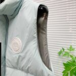 💰 加拿大鹅 Canada Goose 秋冬新款羽绒马甲 
搭配毛衣 卫衣 保暖同时毫无束缚感
采用国标95白鸭绒
轻薄飘逸 给你全方位的温暖！
上身颜值更有水准的洋气
让温暖和风度同行
中心线多重车线呈严整对称 谨守温馨守候 
胸前logo点缀着整件马甲！ 
独特之味道深入骨髓.减龄又十足保暖 既视感简单大气 男女同款 码数：XS-2XL - Image 4