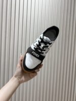男码加10  Fendi芬迪板鞋首款大头运动鞋~~fendi match篮球运动鞋，最新元素注入加FF复古的设计，超经典百搭系列……
鞋面采用牛皮和牛猄拼接组合，侧面凸起的双F logo，内里采用毛巾布里，TPU发泡组合双色大底不一般的舒适！情侣款35-44 - Image 2