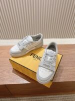 男码加10  Fendi芬迪板鞋首款大头运动鞋~~fendi match篮球运动鞋，最新元素注入加FF复古的设计，超经典百搭系列……
鞋面采用牛皮和牛猄拼接组合，侧面凸起的双F logo，内里采用毛巾布里，TPU发泡组合双色大底不一般的舒适！情侣款35-44 - Image 4
