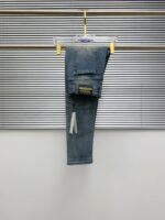 【Gucci Jeans | Classic Denim, Engraved with Luxury DNA】 When street style meets haute couture, a pair of jeans can become a badge of status.
Deconstructing the language of denim with centuries-old craftsmanship, we infuse every inch of fabric with a modern attitude and luxurious details, making everyday wear a silent declaration of taste.
✨ A pair of jeans is an attitude, and even more so, a legacy.
It's not just a wardrobe essential, but also an interpretation of the brand's spirit—
"From suitcases to jeans, we have always defined the boundaries of luxury with the ultimate craftsmanship."
Sizes: 28-42